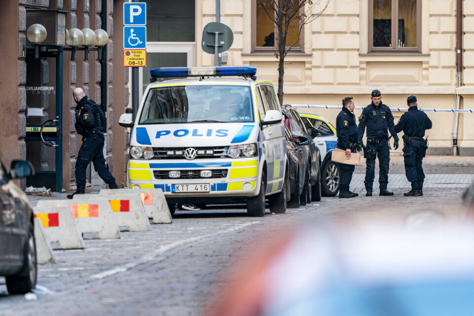 Polisen utanför skolan i Kristianstad.