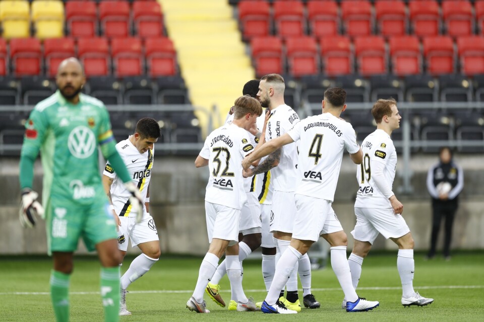 AIK jublar efter Tom Strannegårds mål.