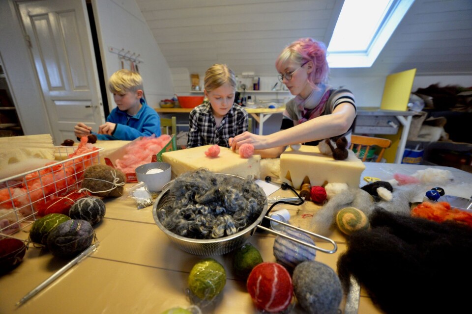 Tålamod och koncentration när katter skapas av ull. Emma Ivansson, längst till vänster, visar syskonen Ellen och John Petersson hur man nåltovar ull.