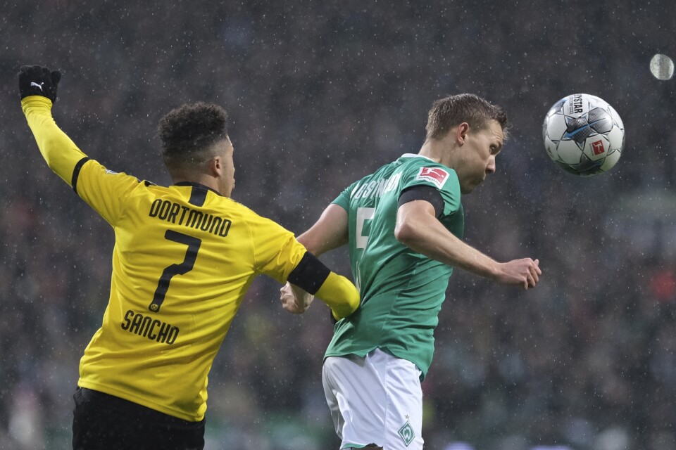 Ludwig Augustinssons (höger) Werder Bremen kan åka ur tyska Bundesliga om ligaspelet stoppas så som tabellen ser ut just nu. Arkivbild.
