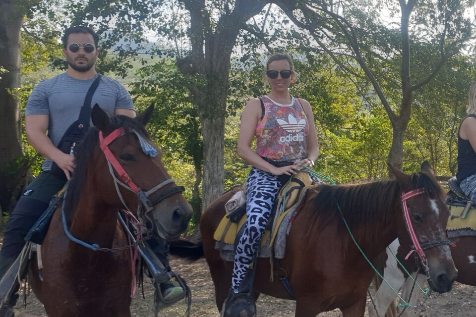 Malin och André är ute på en ridtur på landsbygden i Copán, Honduras.