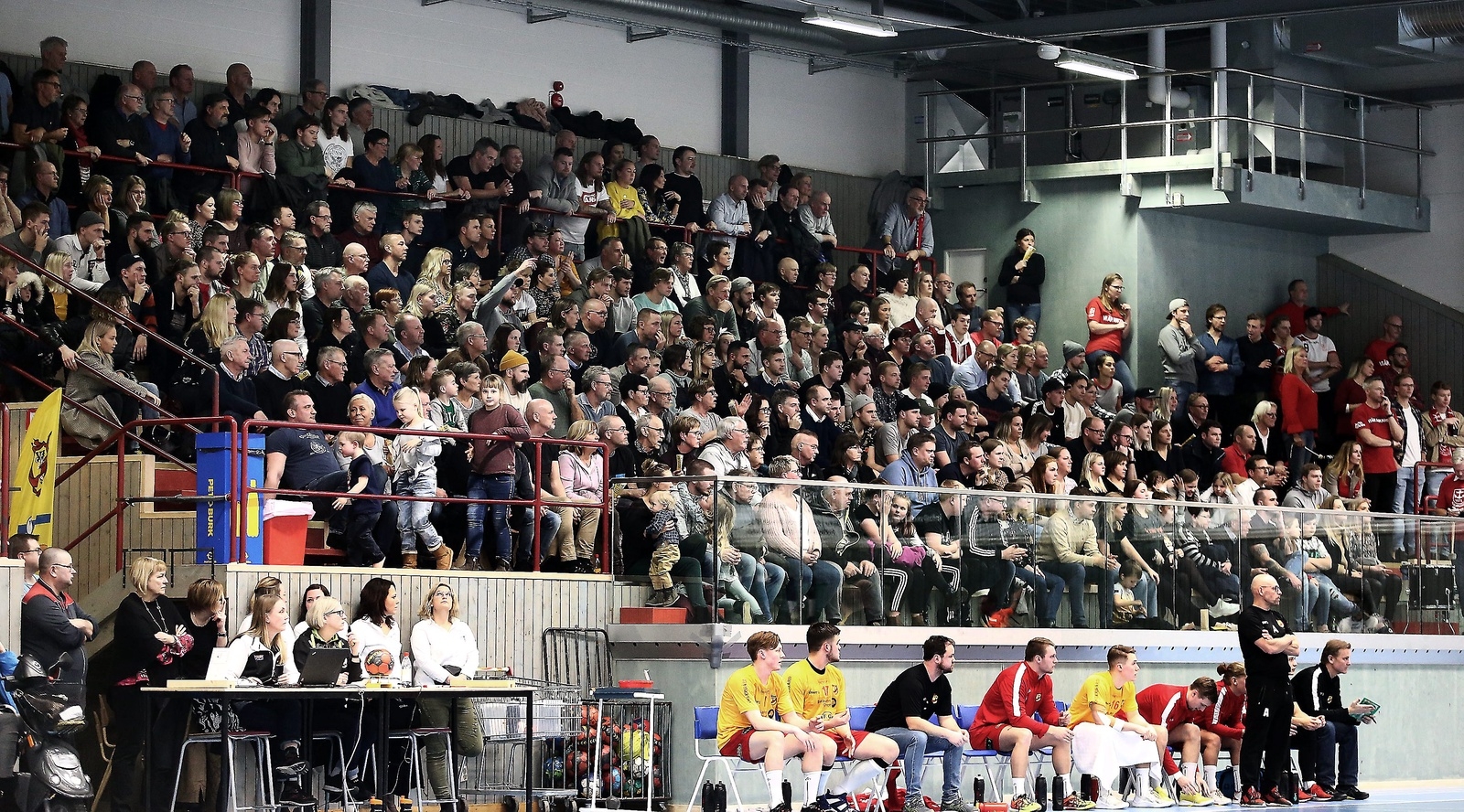 628 åskådare hade tryckt in sig i Furutorpshallen och det hördes matchen igenom. Foto: Stefan Sandström