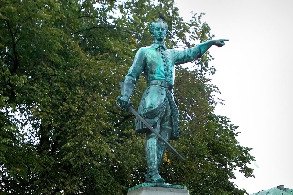 Karl XII:s staty i Kungsträdgården påminner oss om saker och ting.