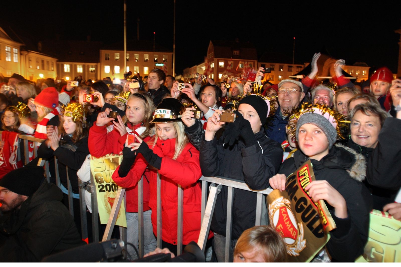Kalmar FF firas av kommunen på stotorget i kalmar.
Publiken tar bilder på sina hjältar.