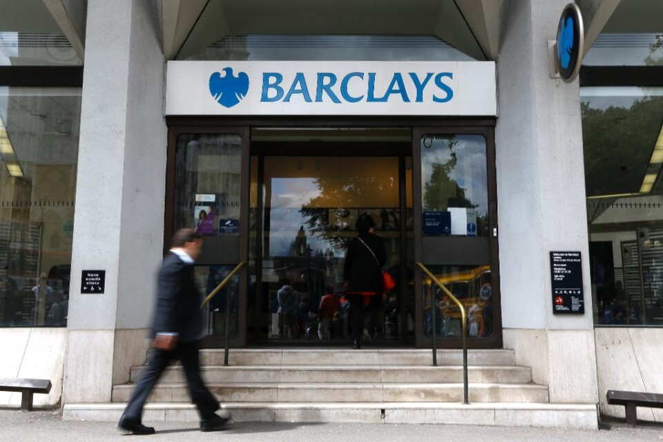 Brittiska myndigheter har väckt åtal mot tio bankdirektörer och -anställda som misstänks för att ha manipulerat Euribor-räntan. Det gäller sex personer på Tysklands största utlånare Deutsche Bank och fyra vid den brittiska krisbanken Barclays. De misstä