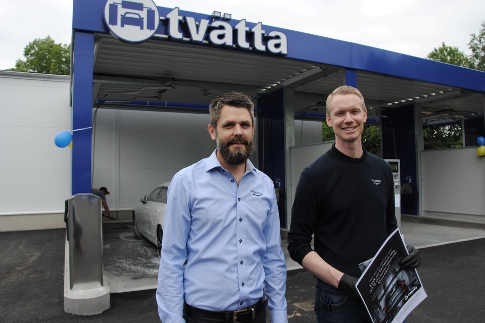 Jonas Persson och Jimmy Green på Göinge Bil under invigningen av den nya tvättanläggningen.