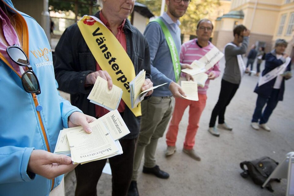 Valsedlar delas ut vid en vallokal i samband med valet 2014.