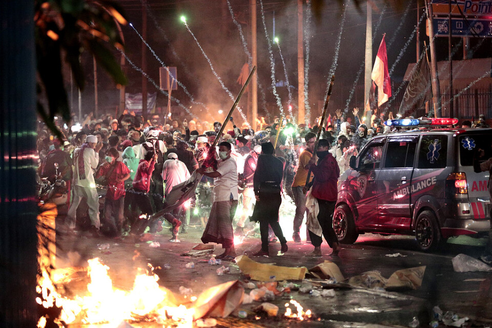 Fyrverkeripjäser exploderar vid anhängare till Prabowo Subianto, som förlorade presidentvalet mot den sittande presidenten Joko Widodo.