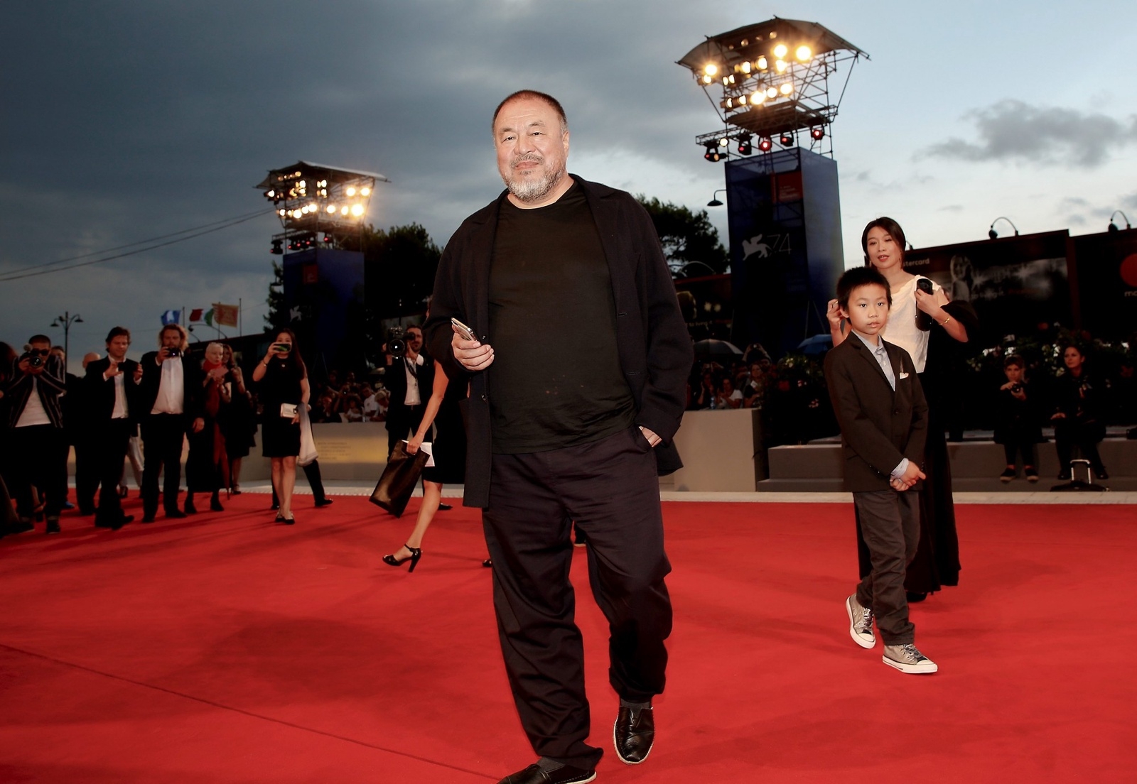 Konstnären Ai Weiwei anländer till visningen av Human Flow på Venedigs filmfestival. Foto: TT