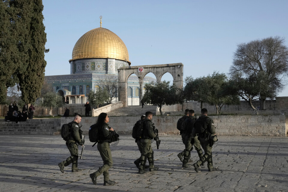 Israeliska säkerhetsstyrkor på Tempelberget på onsdagsmorgonen. På platsen ligger två världskända moskéer, Klippdomen på bilden och al-Aqsa-moskén.
