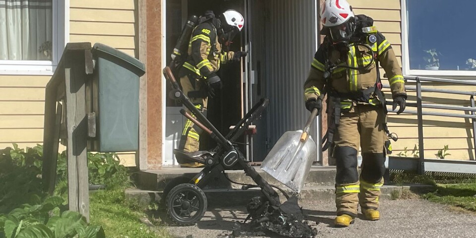 Grannar släckte brinnande barnvagn i lägenhetshus – hyllas av blåljuspersonal