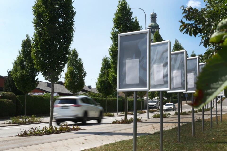 Här på Kristianstadsvägen har NMR:s budskap täckts över med vitt papper.