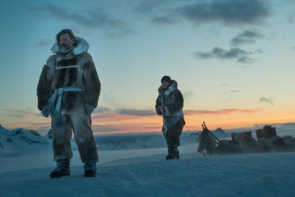 Nikolaj Coster-Waldau som polarfararen Ejnar Mikkelsen och Joe Cole som hans medhjälpare Iver Iversen i "Against the ice". Pressbild.