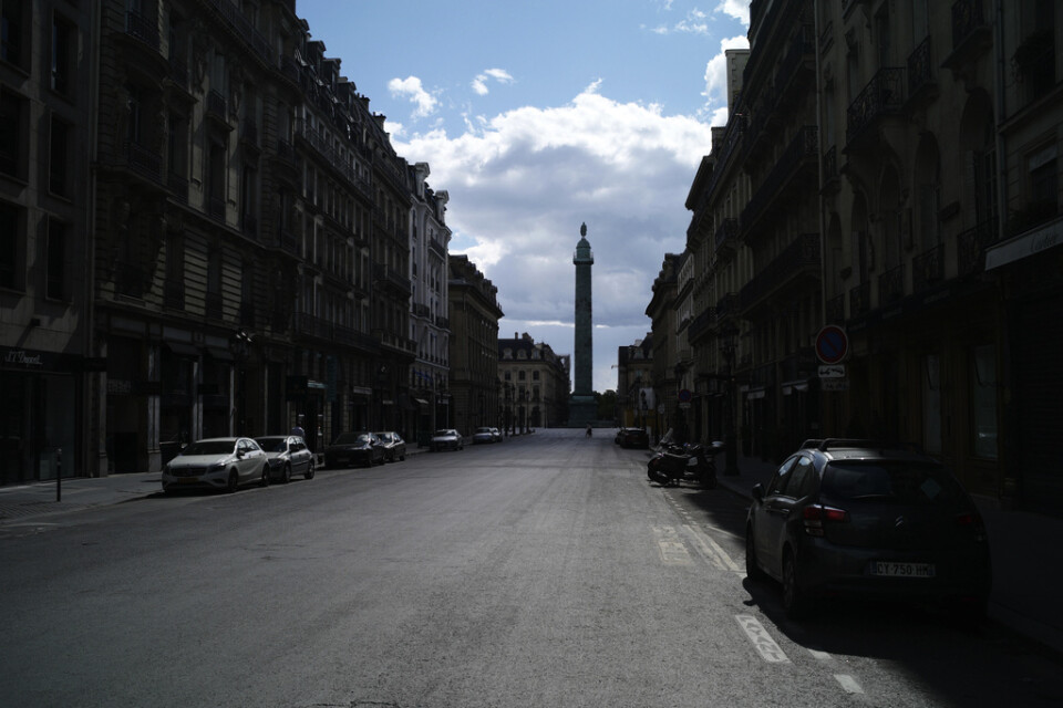Gatorna i Paris ligger tysta och stllla under coronapandemin. Arkivbild.