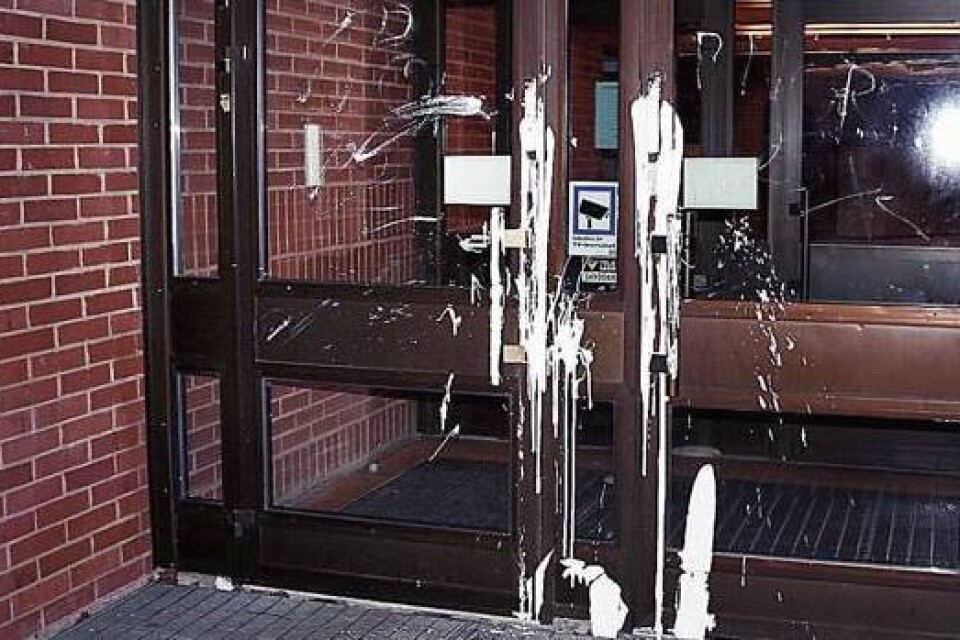 Övervakningskameror ska sätta stopp för den omfattande skadegörelsen på Almåsgymnaiset i Borås. Stulna datorer, skadegörelse på dörrar och fönster och en sönderbruten flaggstång är några av de incidenter som varit sedan i december.