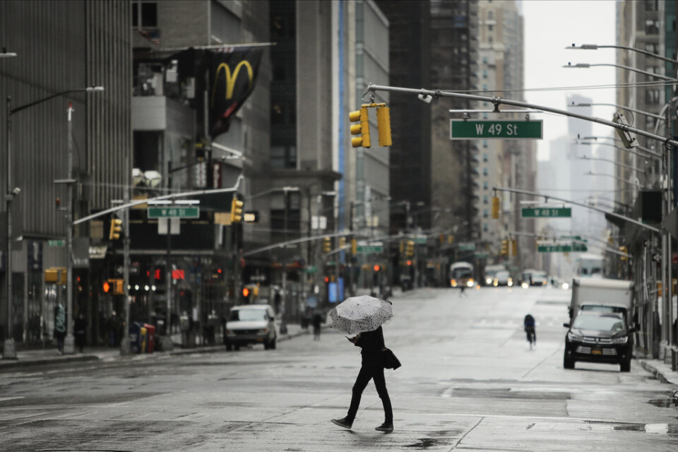 Ett närmast öde Sixth Avenue på Manhattan i New York under fredagen.