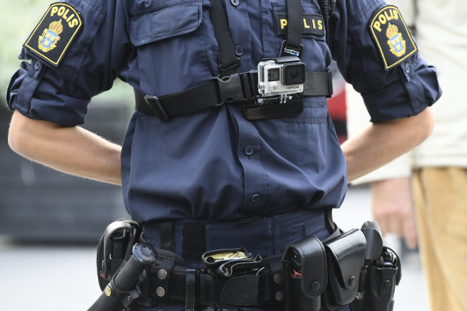 En polis utrustad med kroppskamera. Arkivbild.