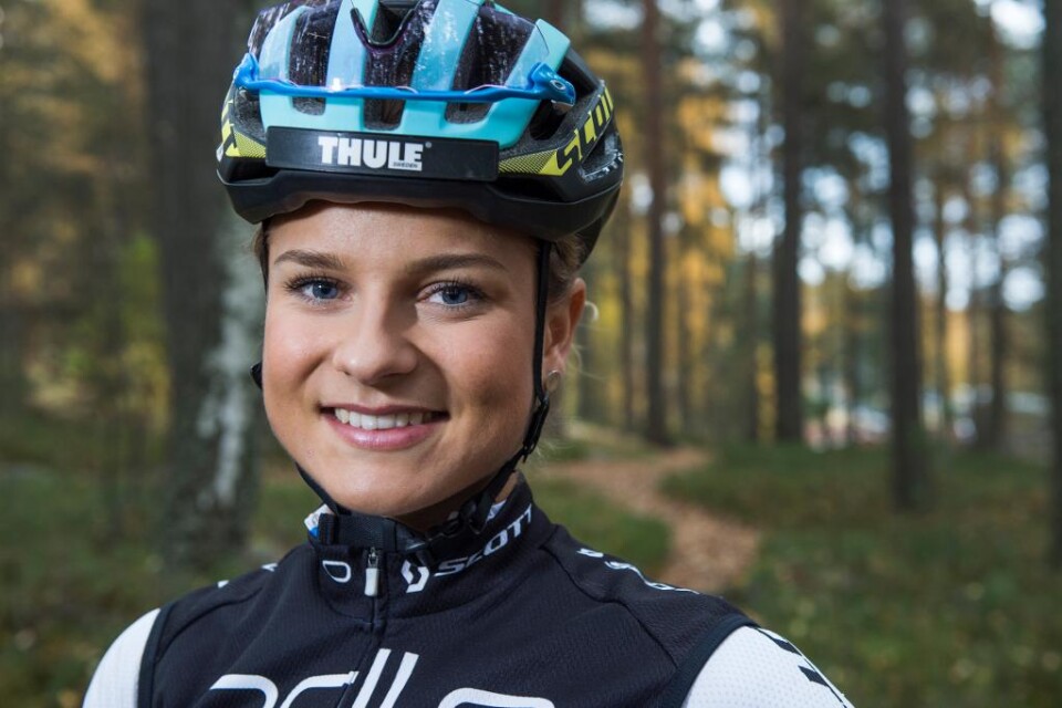 Reklambråket i svensk cykelsport gör att OS-guldmedaljören Jenny Rissveds väljer att avstå mountainbike-VM i Australien i september. "Även om en potentiell lösning har presenterats så är alla parter eniga om att den kommer för sent", skriver hennes agen