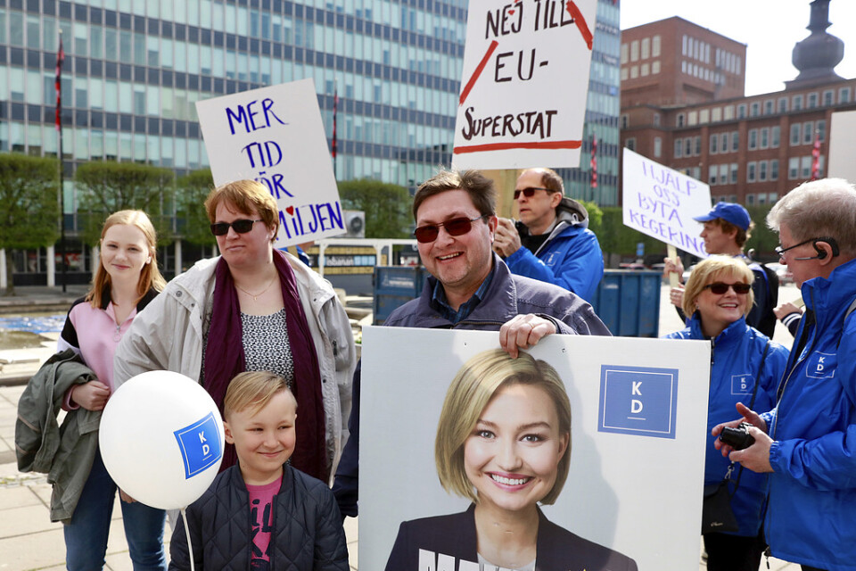 Familjen Wäppling, Annie, Jenny, Hannes och Joakim, demonstrerar med Kristdemokraterna i Västerås på första maj.
