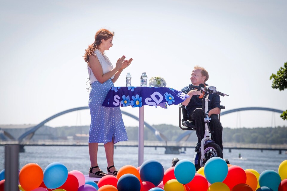 Louise Erixon (SD) och Paul Andersson (M) i står på scen samtidigt på Sverigedemokraternas sommarfestival.