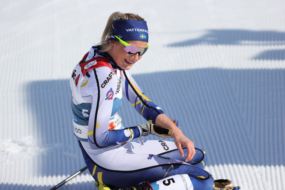 Sveriges Frida Karlsson skadade armen under tremilen på skid-VM i Oberstdorf, men lyckades ändå kämpa till sig ett brons.