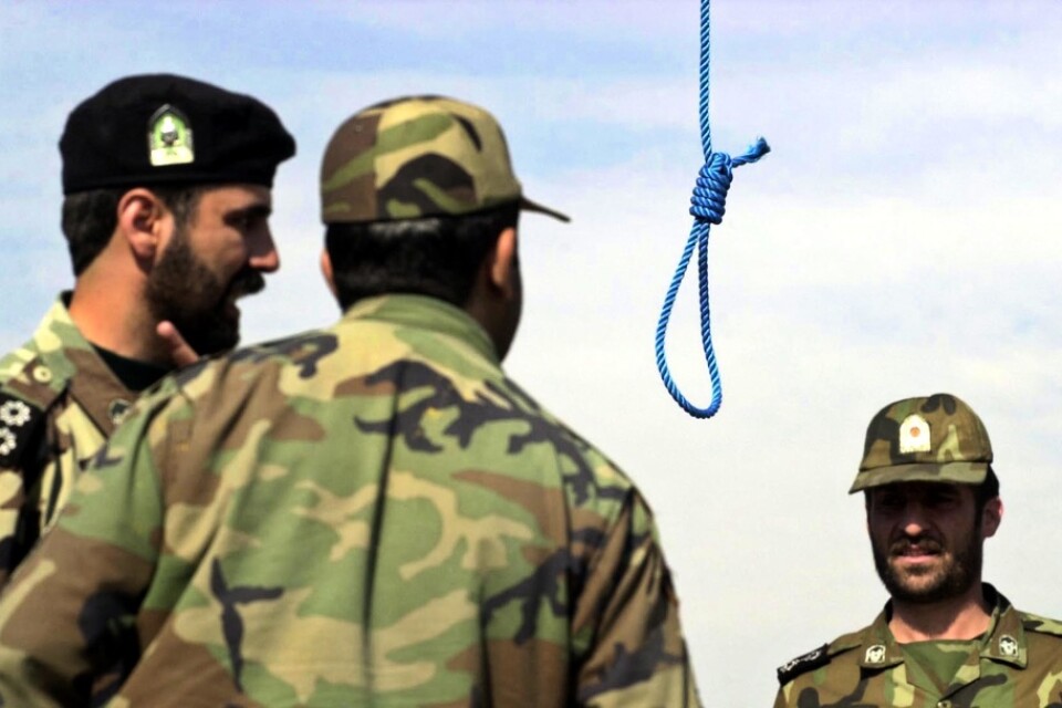Iranska polismän står runt en snara där en man ska hängas. Arkivbild.