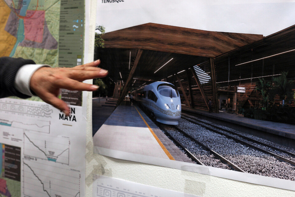En presentation med animeringar som visar järnvägsplanerna. Arkivbild.