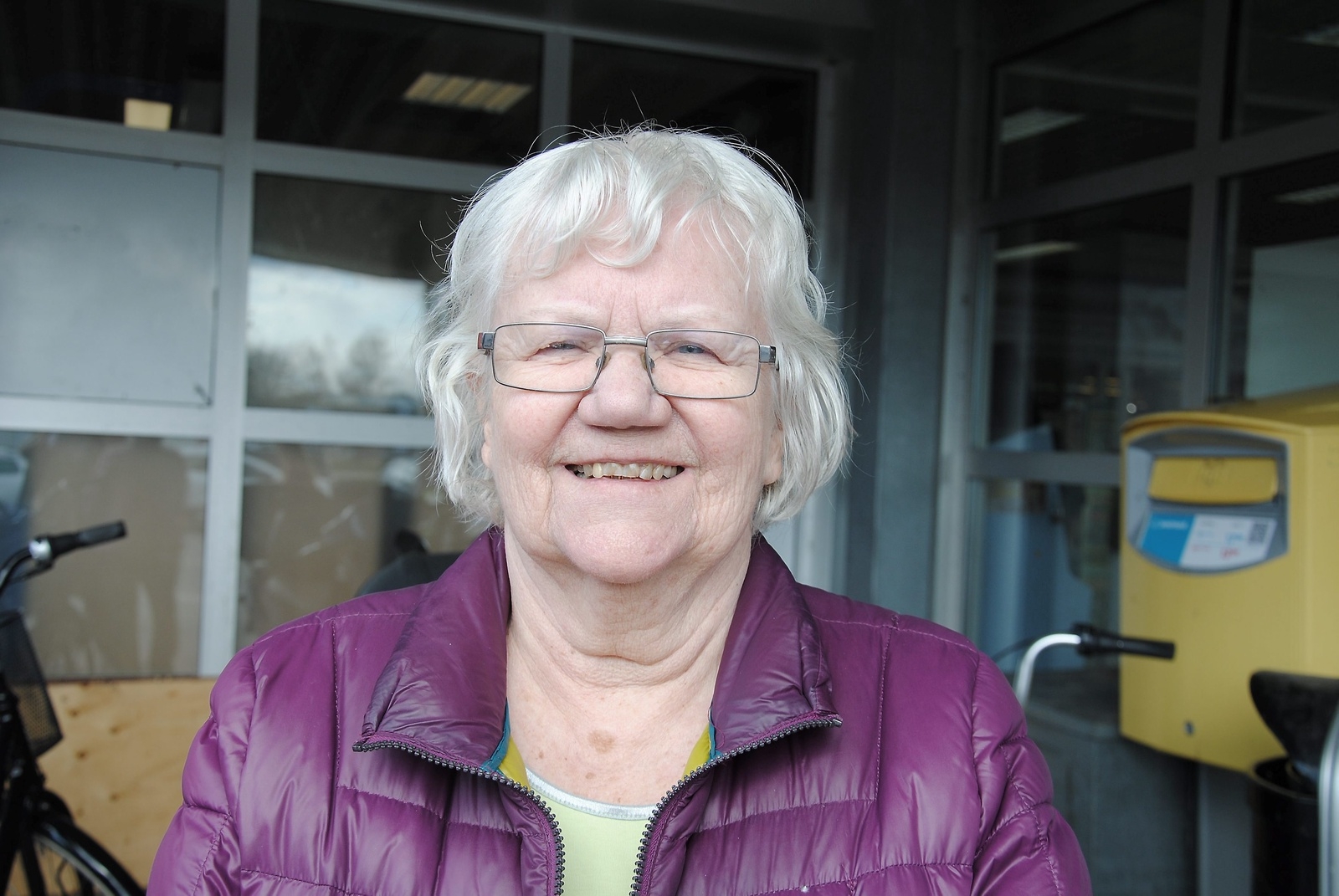 Irene Ekdahl, 85 år, Hässleholm:
— Ja, många mår dåligt av rökningen. Min man har fått kol och han började röka när han var 14 år. Ungdomar kanske också avhålls från att börja röka.