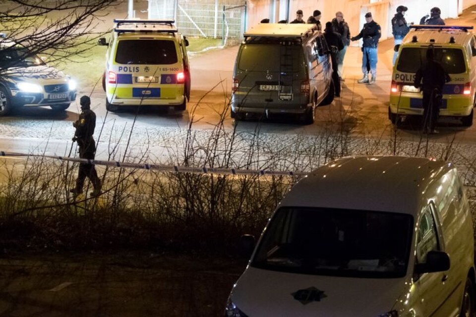 Polisens kriminaltekniker anländer till platsen där ett föremål har exploderat vid polisstationen i Rosengård, Malmö.