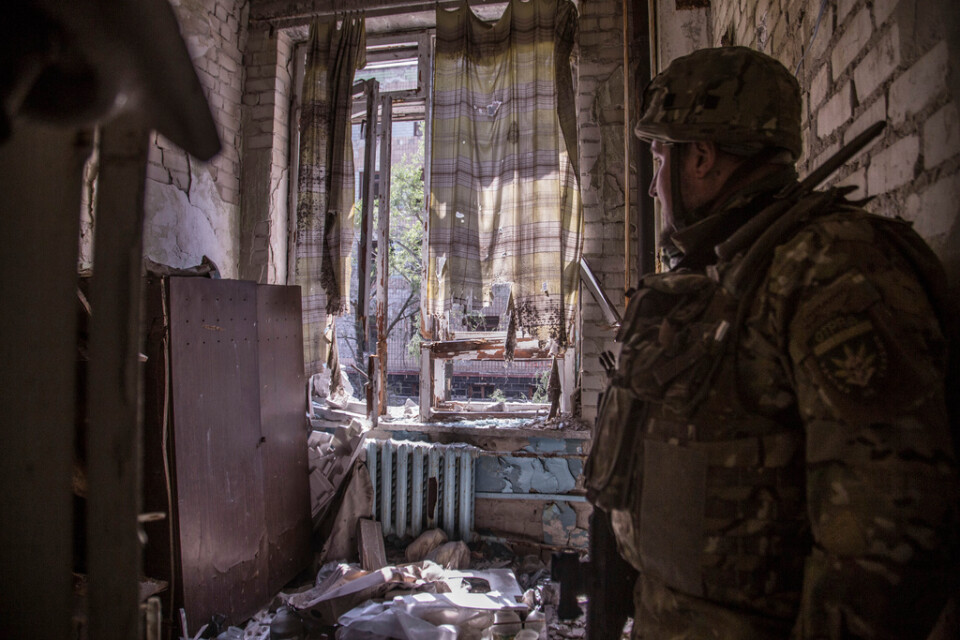 En ukrainsk soldat i Sievjerodonetsk. Bild från onsdagen.