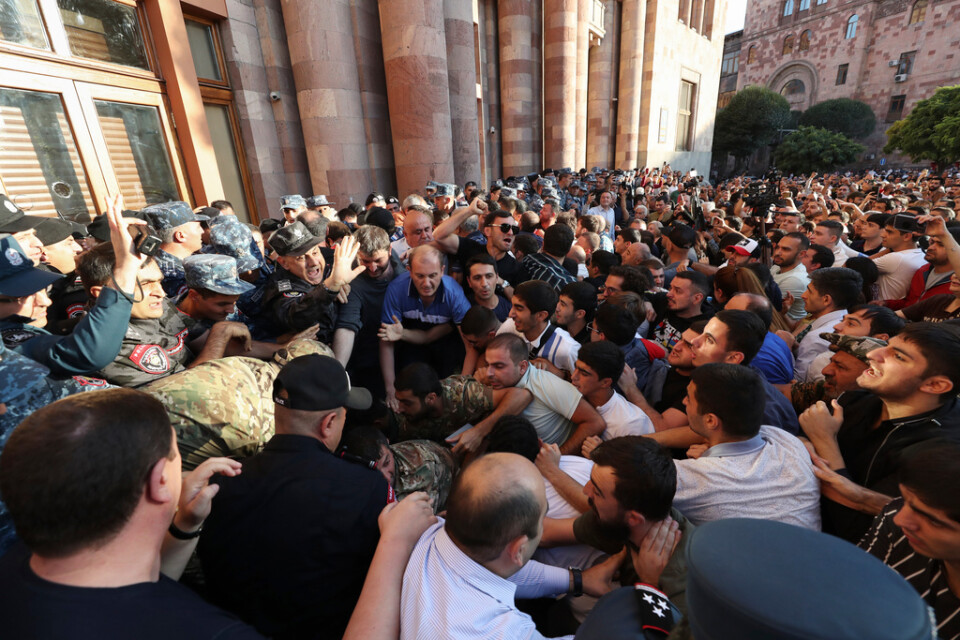 Demonstrationer utanför den armeniska regeringsbyggnaden tidigare i veckan i Jerevan. Arkivbild.