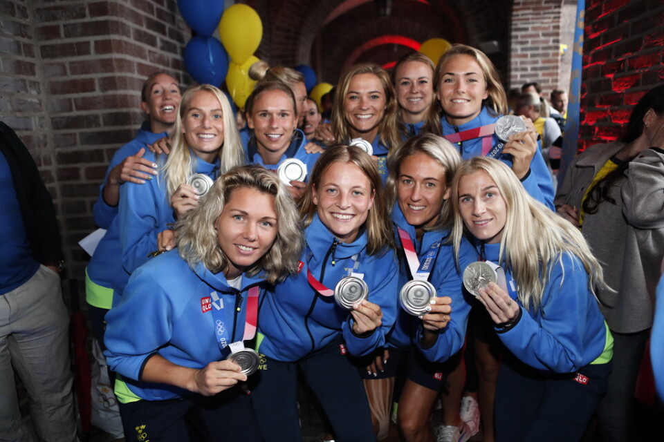 Fotbollslandslaget visar upp sina silvermedaljer på Stockholms Stadion efter att de kommit hem från Tokyo och sommar-OS.
