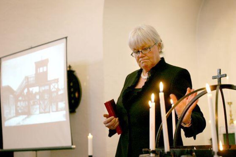 Kommunfullmäktiges ordförande Inger Hansson höll ett tal där hon gjorde kopplingar mellan nazismens fasor och de övergrepp som än i dag begås av regeringar och arméer runt om i världen.