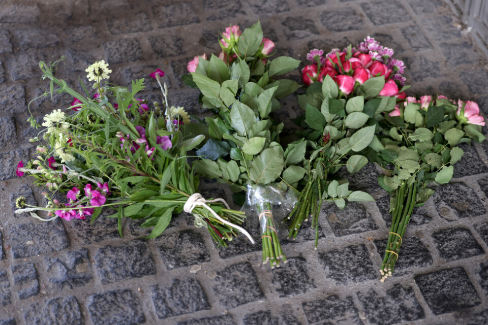 Blommor vid entrén till köpcentret Fields i Köpenhamn.