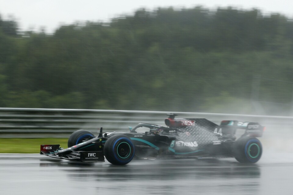 Lewis Hamilton var snabbast i kvalet som genomfördes under svåra förutsättningar.