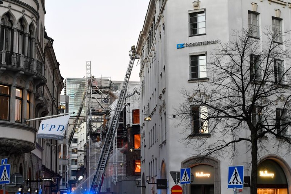 STOCKHOLM 20171107
Det brinner i ett hus nära Stureplan i centrala Stockholm och evakuering pågår. Släckningsarbetet kan ta hela förmiddagen.
Foto: Jonas Ekströmer / TT kod 10030