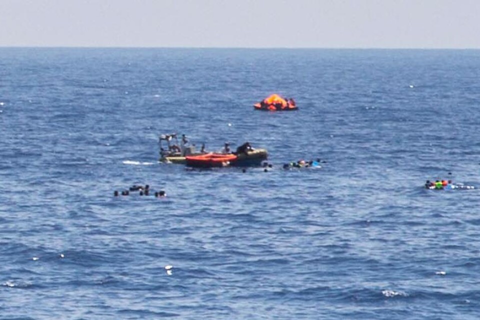Minst 40 migranter har omkommit på en båt i Medelhavet, uppger den italienska marinen på Twitter och skriver att många även räddats. Italienska medier rapporterar att offren sannolikt kvävts till döds i utrymmen under däck. Omkring 300 migranter fanns p