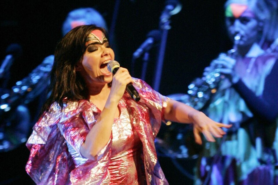Den isländska artisten Björk ställer en ett flertal turnédatum i höst, skriver Pitchfork. - På grund av en schemakrock som vi inte har kunnat påverka kommer Björk inte kunna genomföra sommar- och höstturnén som planerat. Vi arbetar på att kunna boka om