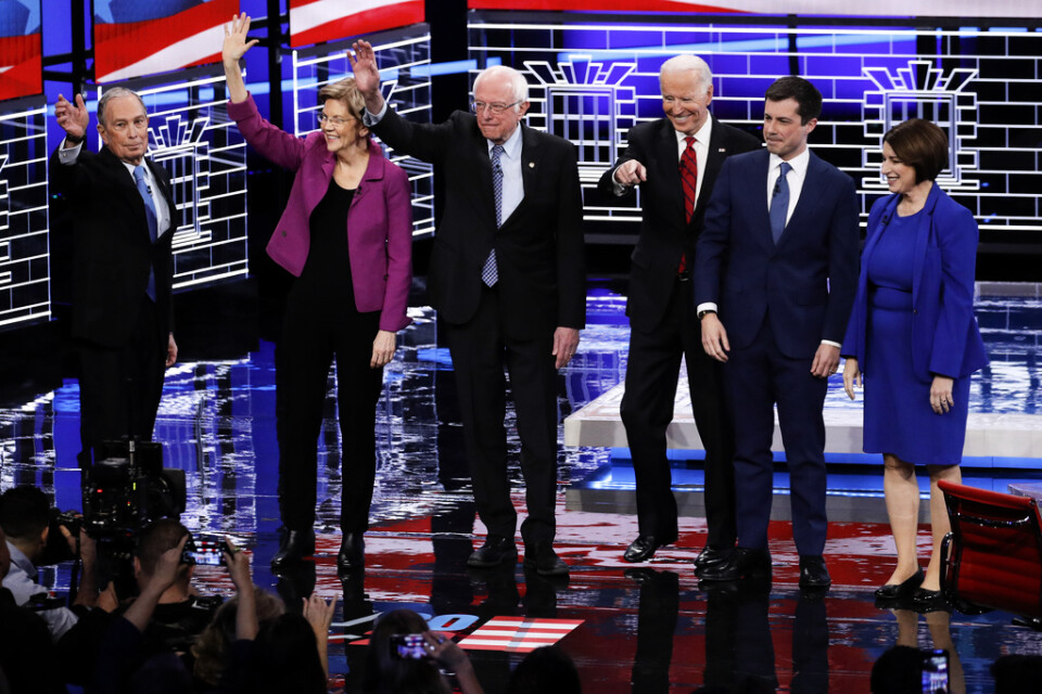På debattscenen i Las Vegas stod presidentaspiranterna Mike Bloomberg, Elizabeth Warren, Bernie Sanders, Joe Biden, Pete Buttigieg, Amy Klobuchar.