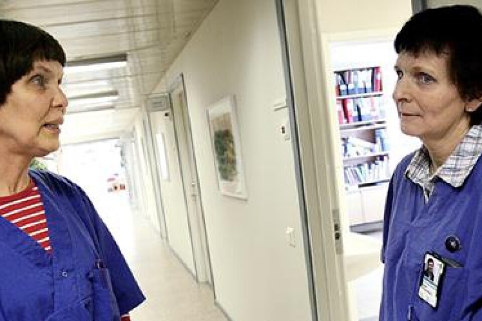 Avvaktande. - Det känns inte bra. Vänta och utvärdera erfarenheterna från Halland först, tycker vårdcentralchef Lena Johansson vid Södra Torgets vårdcentral i Borås och läkaren Ingrid Yrlid, till vänster. Båda räknar med fler patienter vid vårdcentralen när fritt vårdval införs. Fler patienter kräver större resurser, fler läkare, fler distriktssköterskot med flera.