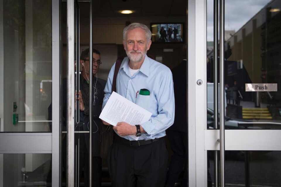 Vänsterradikale parlamentsledamoten Jeremy Corbyn, 66 år, ser ut att ta täten i brittiska Labours partiledarstrid. En opinionsmätning, gjord av Yougov bland 1 411 av dem som kan delta i valet, ger honom över hälften av rösterna. \"Jag skulle personligen
