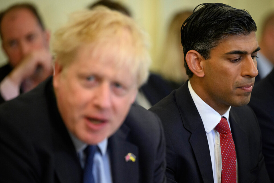 Den dåvarande finansministern Rishi Sunak, numera premiärminister, till höger, och Boris Johnson, dåvarande premiärminister, under ett regeringssammanträde i juni 2022. Arkivbild.