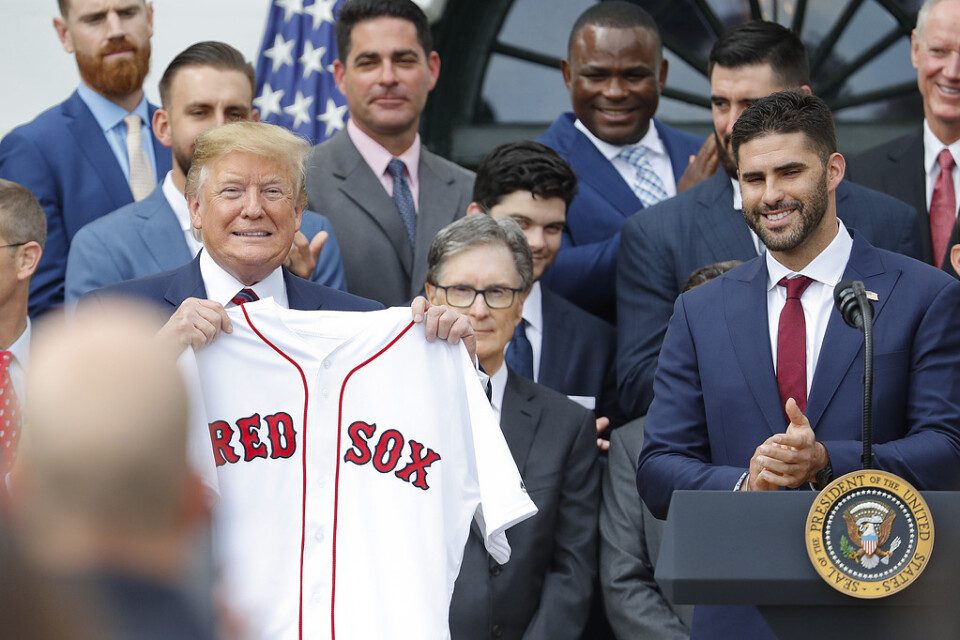 USA:s president Donald Trump, vänster, och JD Martinez, höger, under Boston Red Sox besök i Vita huset.