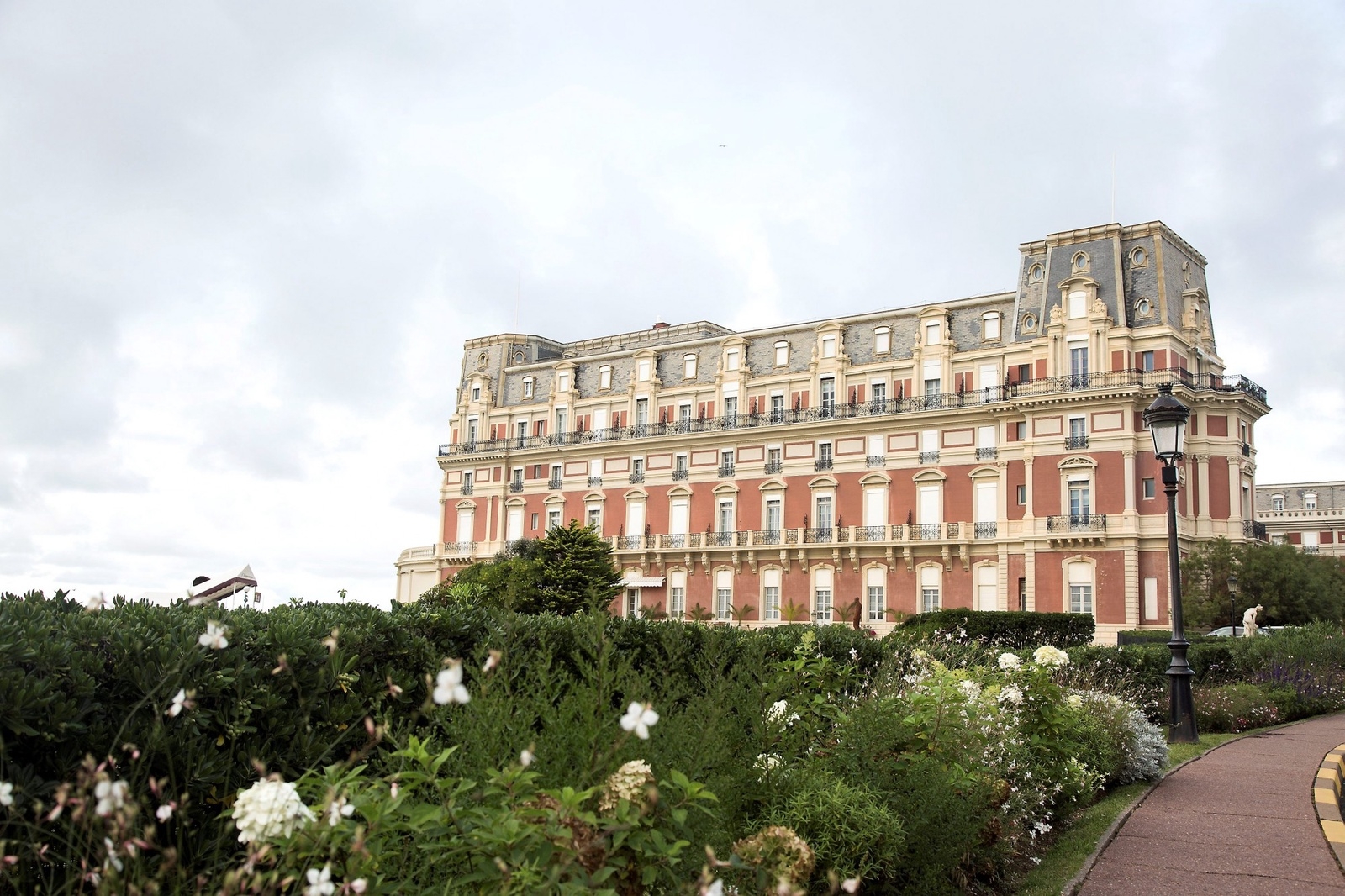 Lyxiga Hotel du Palais blickar ut över Grand Plage i Biarritz. Hotellet har gett husrum åt kungligheter och kändisar i över 150 år. Foto: Linda Romppala