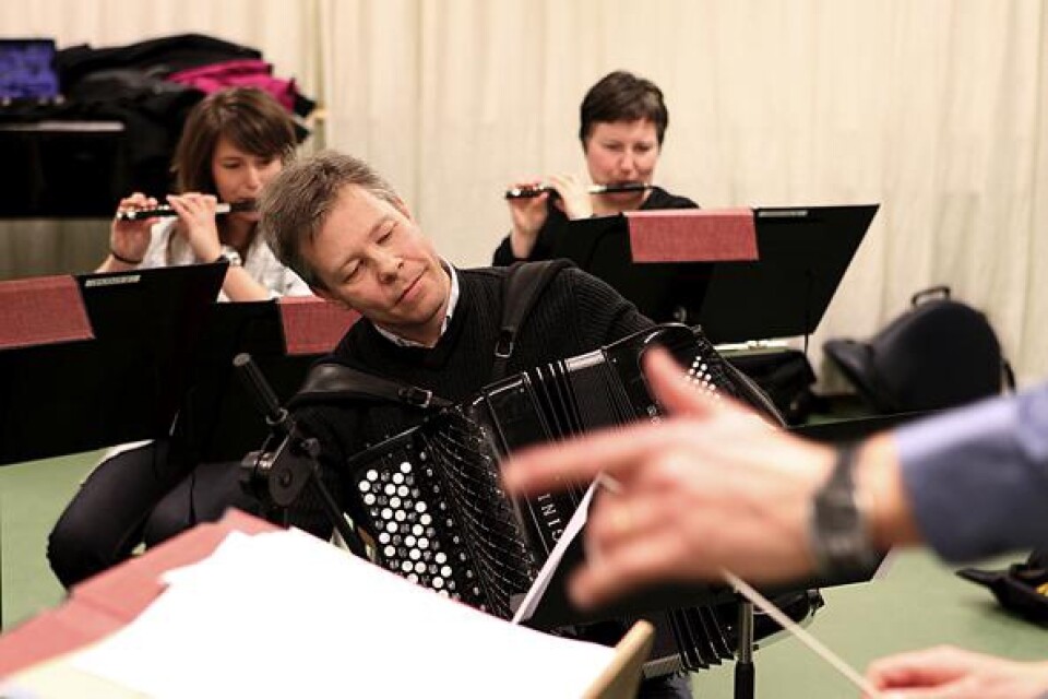 Accordeonisten Håkan Andersson får skriva egna arrangemang för att passa ihop sitt instrument, och dess "exotiska" klang, med en blåsorkester.