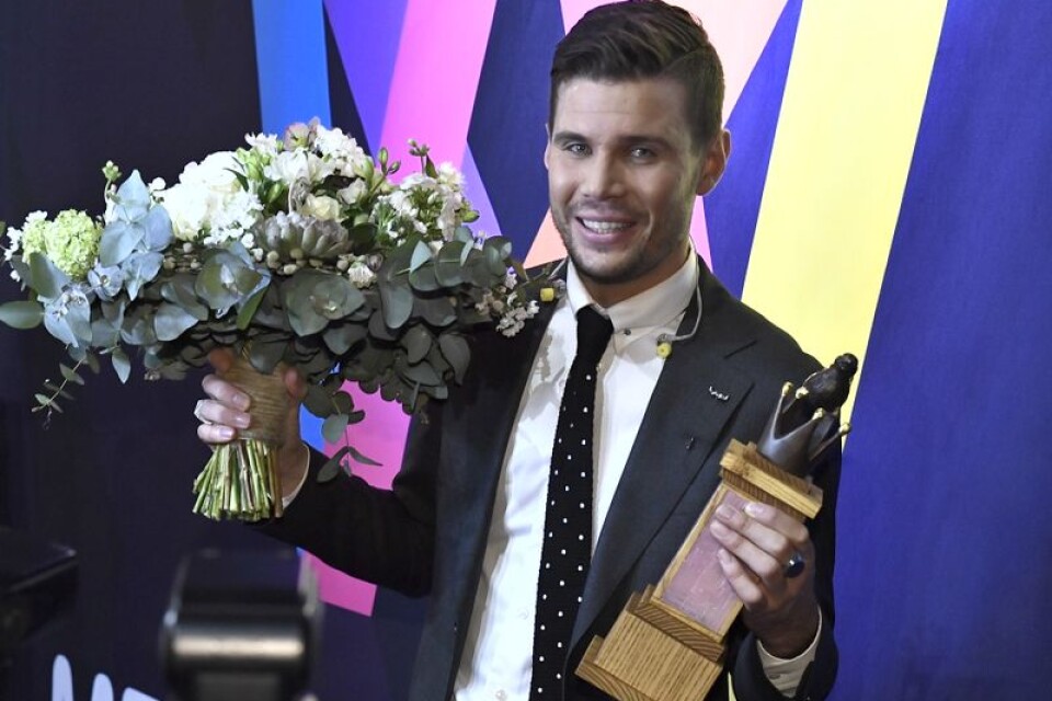 Segraren Robin Bengtsson med sångfågeln efter finalen i Melodifestivalen 2017 i Friends Arena i Stockholm .