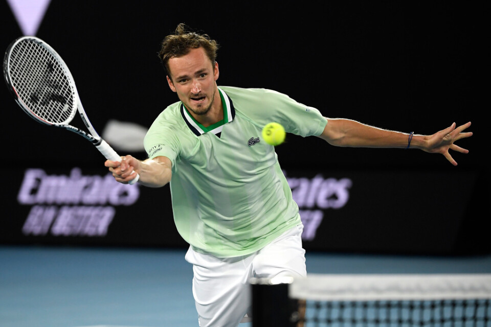 Daniil Medvedev är efter en nästan fem timmar lång kvartsfinal vidare till semifinal i Australian Open.