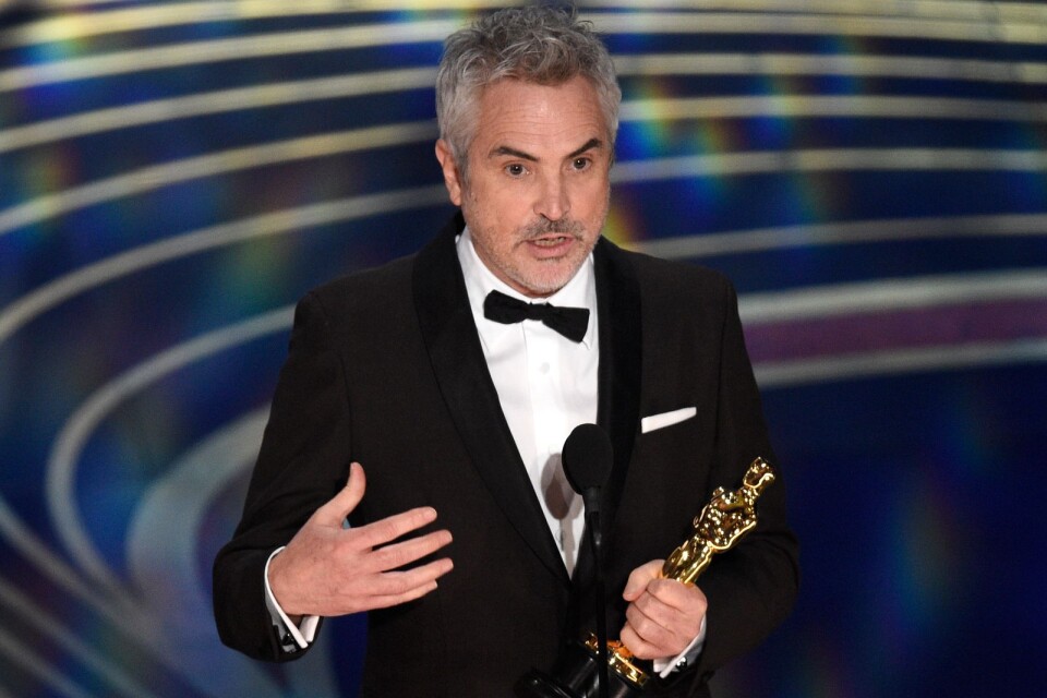 Alfonso Cuarón tar emot sin första Oscar för kvällen, för bästa foto med filmen ”Roma”.