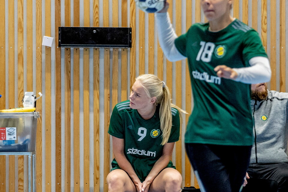 När Laura Jensen (till höger) och de andra Sävehofspelarna tränar spel med kroppskontakt får Nina Koppang sitta vid sidan och titta på.