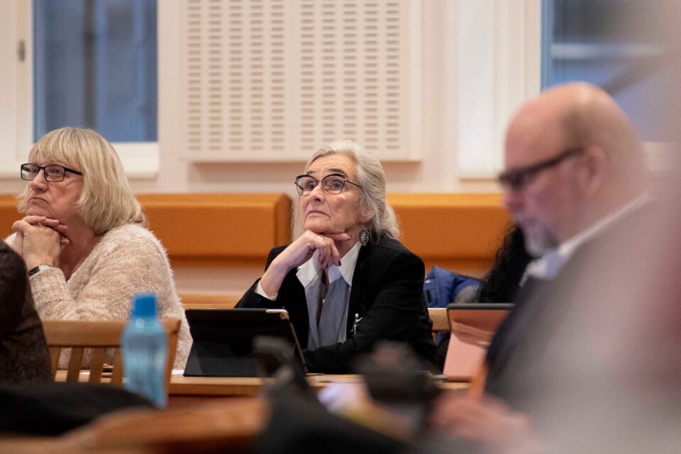 Liberalen Bodil Frigren- Ericsson lyssnar på debatten om budgeten. Till vänster sitter Britt Jämstorp (KD).
